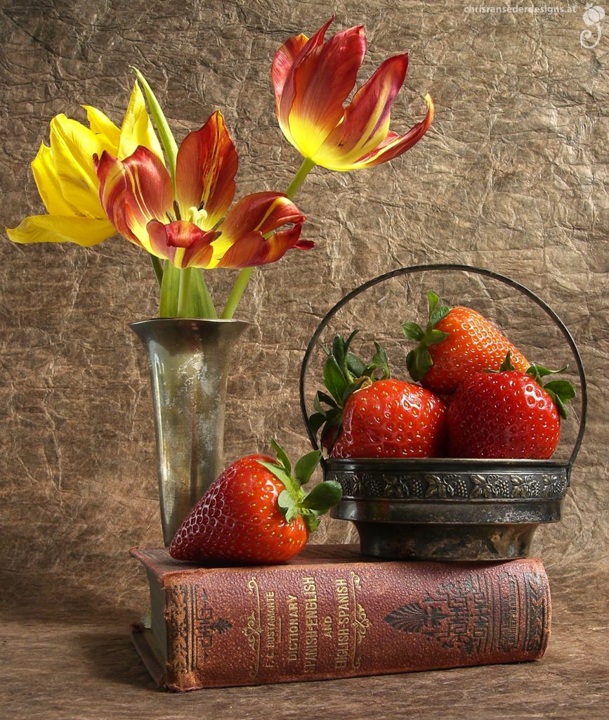 Still life with strawberries, book and tulips. | Stillleben mit Erdbeeren, Buch und Tulpen.