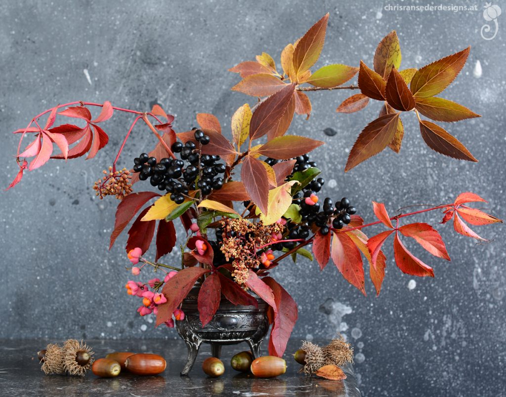 Autumn foliage and poisonous berries, arranged in an vintage inkwell. | Arrangement aus herbstlichem Laub und giftige Beeren in einem alten silbernen Tintenfass.